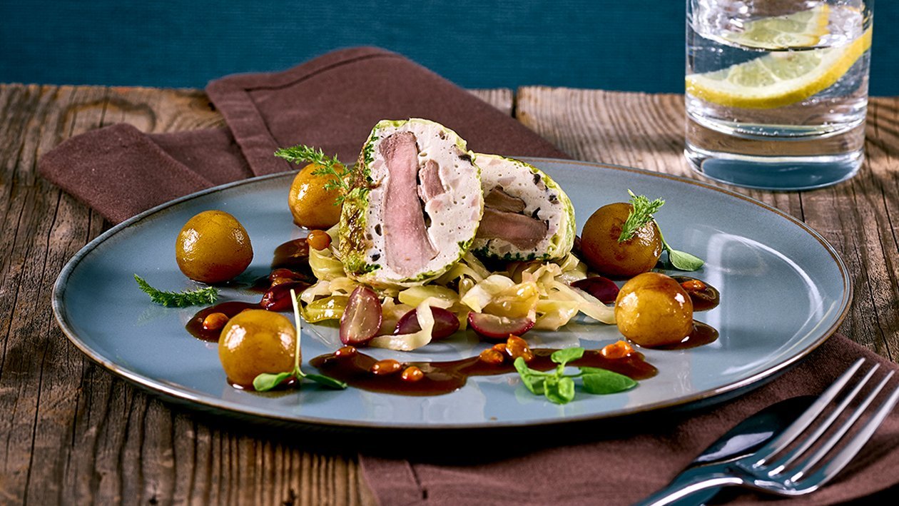 Fasanen Crepinet auf Spitzkraut mit Weintrauben, Sandornsauce und Fonduekartoffeln Fasanen Crepinet auf Spitzkraut mit Weintrauben, Sandornsauce und Fonduekartoffeln