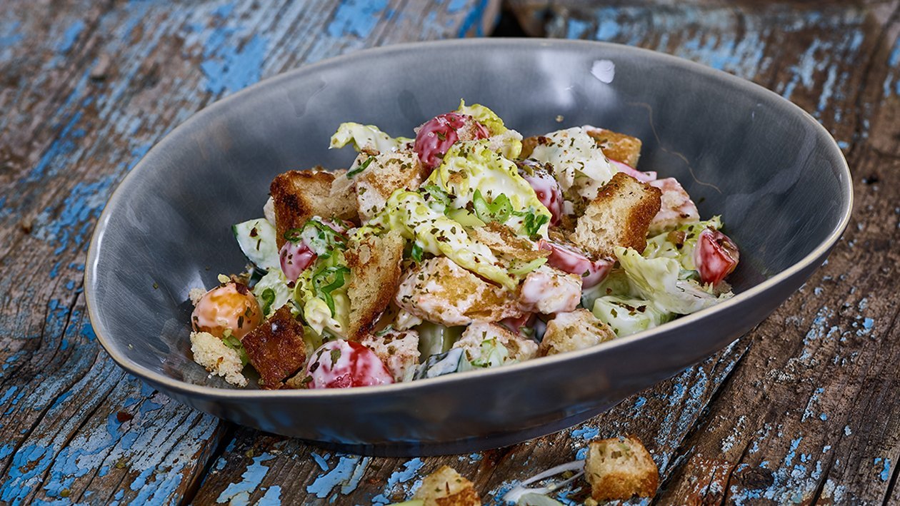 Fatoush mit Gurke, Römersalat und Joghurtdressing Fatoush mit Gurke, Römersalat und Joghurtdressing