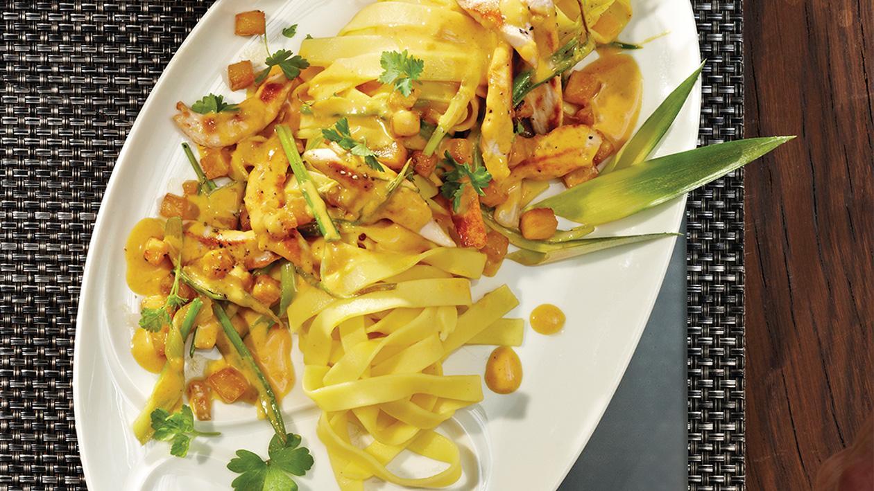 Feine Tagliatelle mit Pouletbrust und Curry-Ananas Feine Tagliatelle mit Pouletbrust und Curry-Ananas