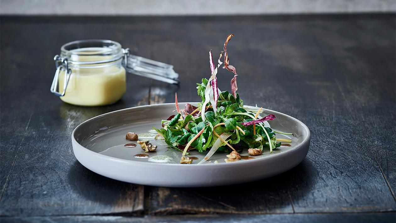 Feldsalat mit Nüssen und Zitrus Vinaigrette Feldsalat mit Nüssen und Zitrus Vinaigrette