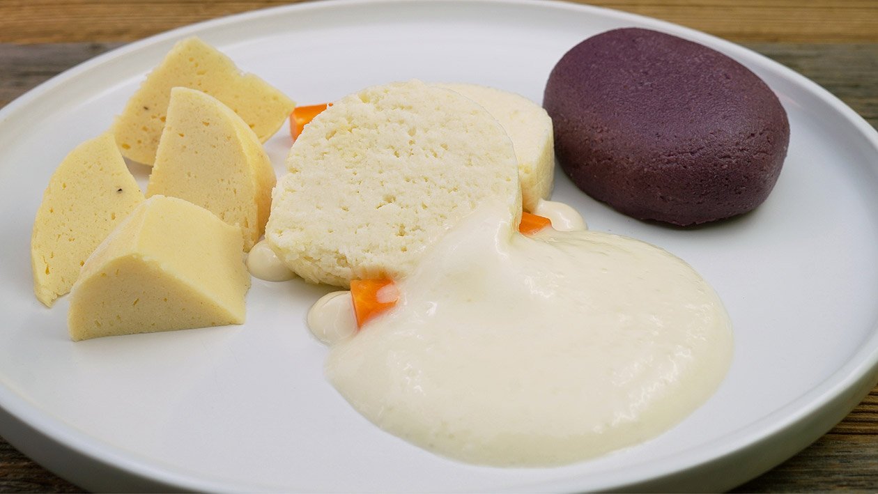 Fisch "Blau" , Rotkohl, Apfelmeerrettichschaum und Kartoffeln Pürierte Kost Fisch "Blau" , Rotkohl, Apfelmeerrettichschaum und Kartoffeln Pürierte Kost