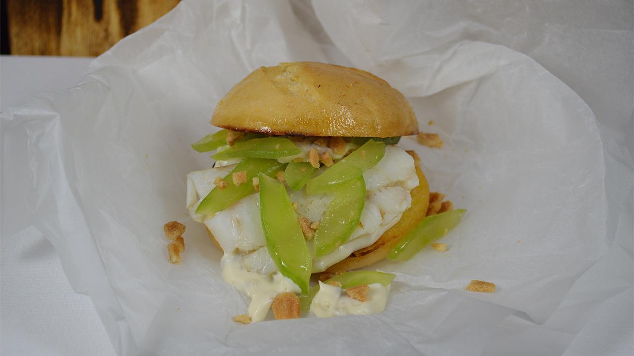 Fisch Brötchen mit Remoulade, Gurken und Röstzwiebeln Fisch Brötchen mit Remoulade, Gurken und Röstzwiebeln