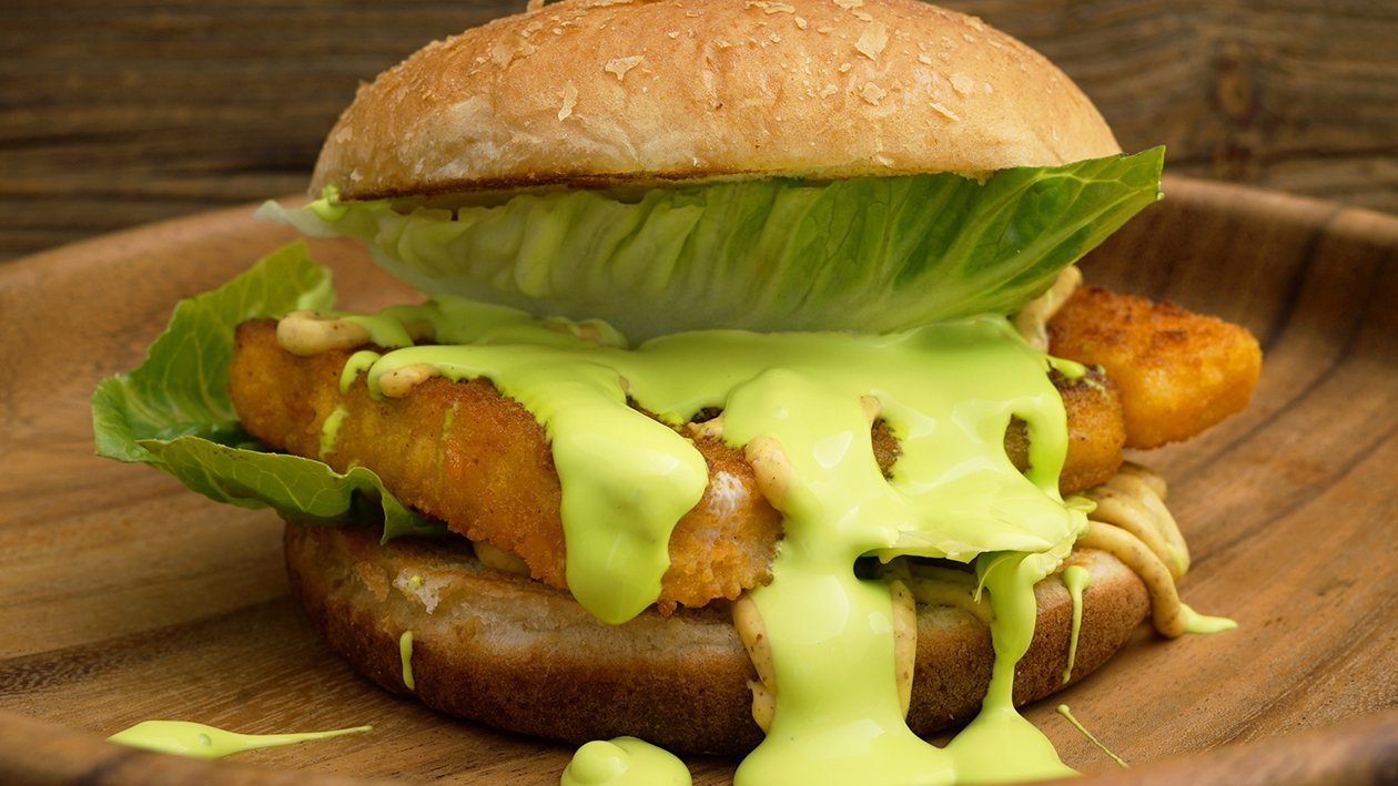 Fischstäbchen Burger mit Spinat Hollandaise im Kartoffelbrötchen Fischstäbchen Burger mit Spinat Hollandaise im Kartoffelbrötchen