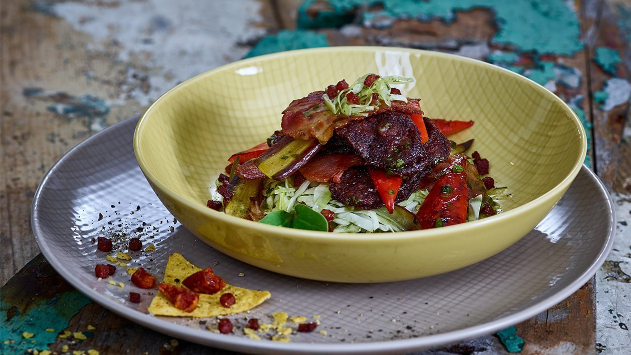Flambierte Blutwurst mit Krautsalat und Polentachips Flambierte Blutwurst mit Krautsalat und Polentachips