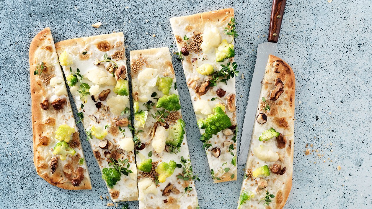 Flammkuchen mit Blumenkohl, Broccoli und Nüssen Flammkuchen mit Blumenkohl, Broccoli und Nüssen