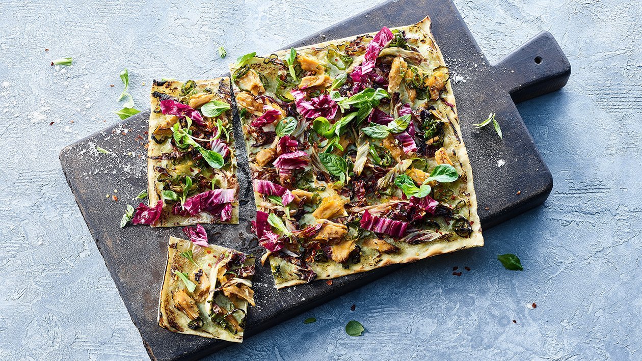 Flammkuchen mit veganem Geschnetzeltem und Gemüse Flammkuchen mit veganem Geschnetzeltem und Gemüse