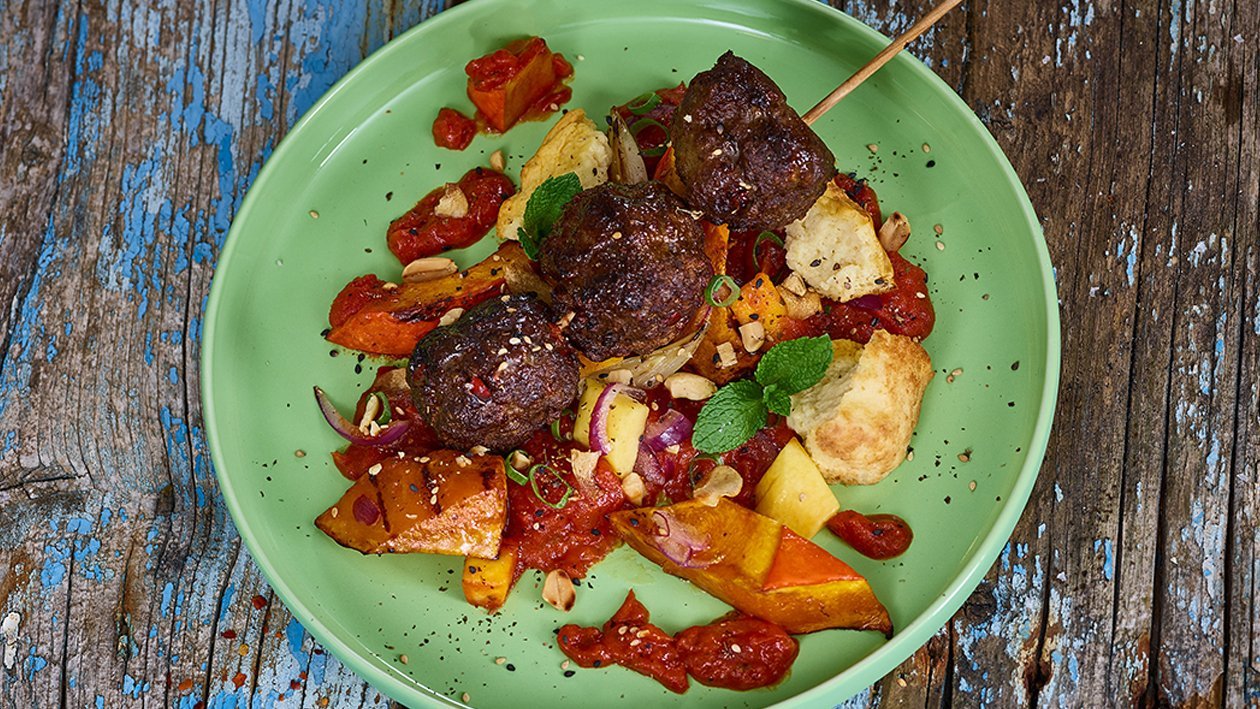 Fleischbällchen-Spiess vom Rind mit Tomaten-Zwiebelsosse Fleischbällchen-Spiess vom Rind mit Tomaten-Zwiebelsosse