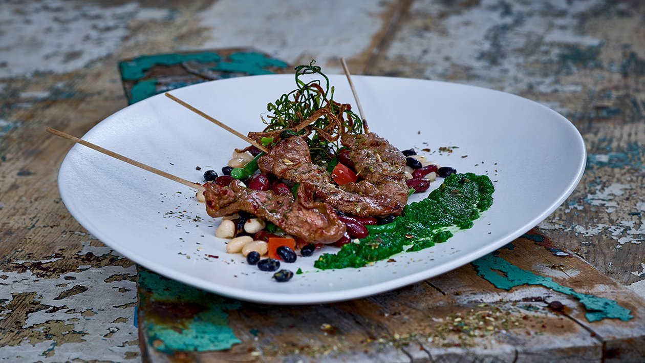 Fleischspieße mit schwarzem Bohnensalat Fleischspieße mit schwarzem Bohnensalat