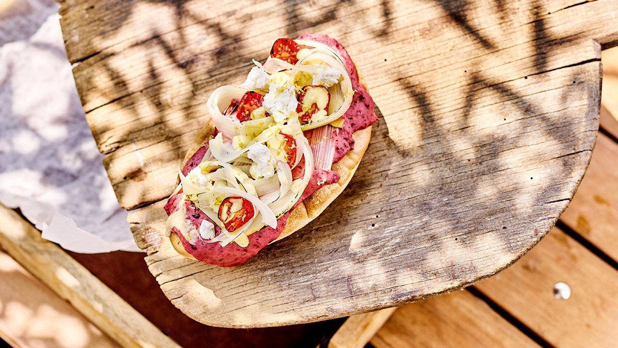 Focaccia mit Mus von der Nierenbohne, getrocknete Tomaten, Zitronenabrieb, Ziegenfrischkäse und Parmesan-Hollandaise Focaccia mit Mus von der Nierenbohne, getrocknete Tomaten, Zitronenabrieb, Ziegenfrischkäse und Parmesan-Hollandaise