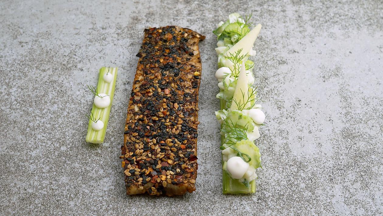 Forellen-Tataki mit Apfel-Staudensellerie-Salat Forellen-Tataki mit Apfel-Staudensellerie-Salat