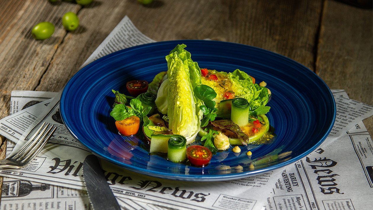 Frischer Blattsalat mit Tomaten und Gurke Frischer Blattsalat mit Tomaten und Gurke