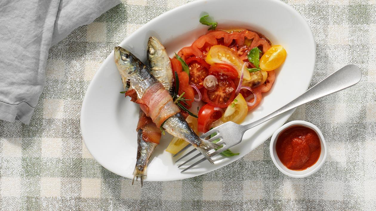 Frittierte Sardinen mit Tomatensalsa und Salat Frittierte Sardinen mit Tomatensalsa und Salat