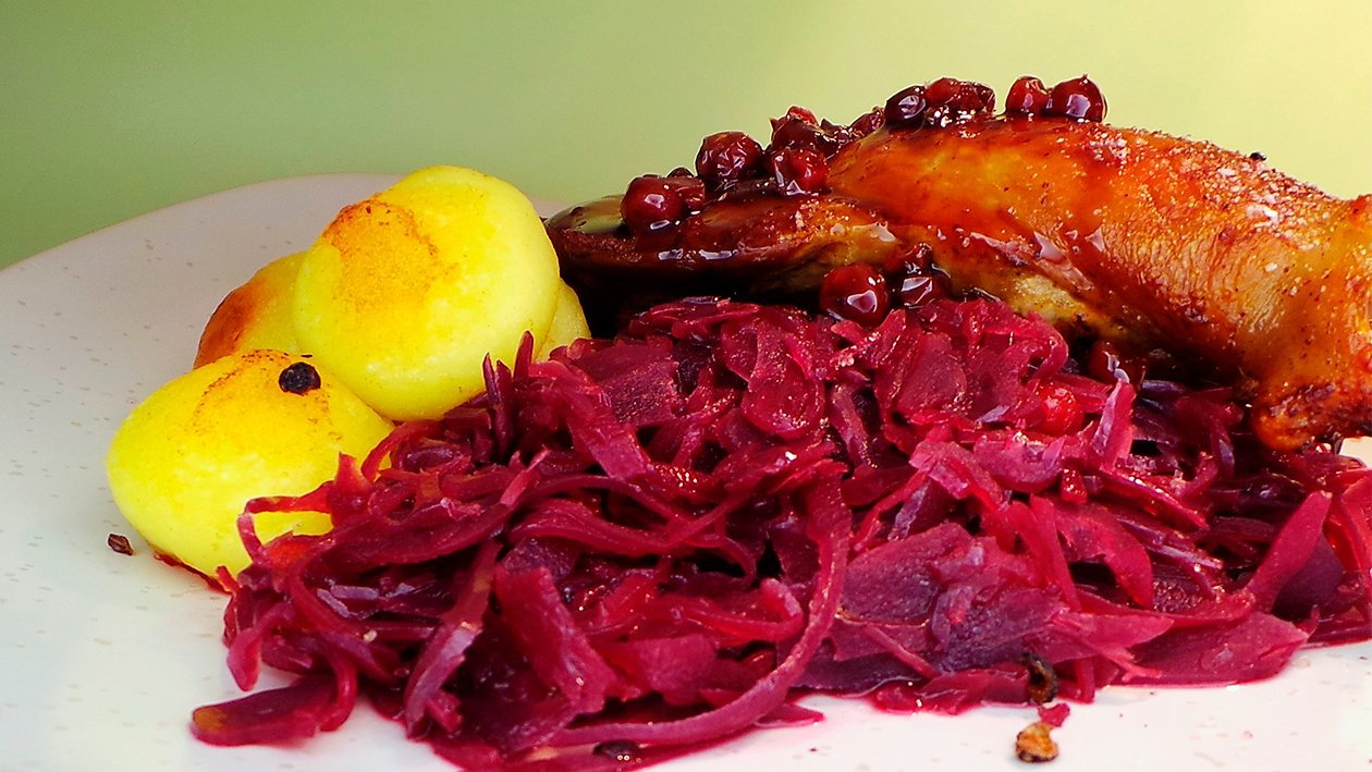 Gänsekeule mit Preiselbeersauce, Rotkraut und Kartoffelknödel Gänsekeule mit Preiselbeersauce, Rotkraut und Kartoffelknödel