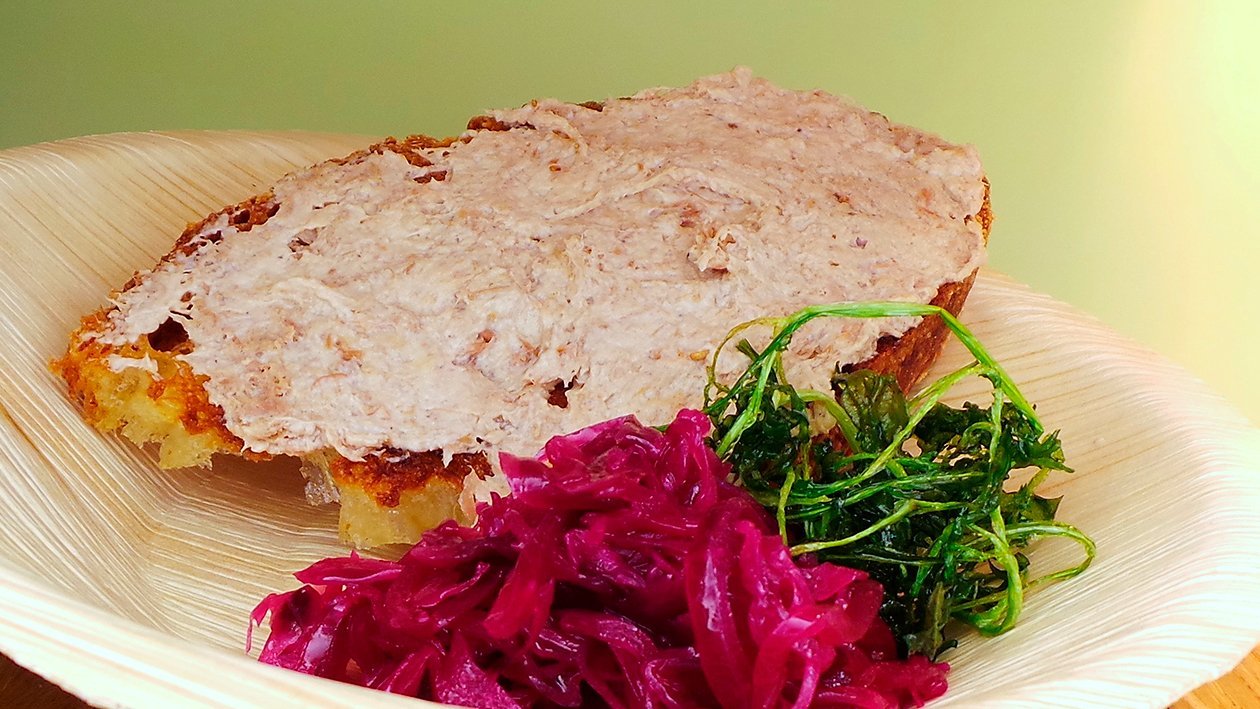 Gänserillettes auf Dinkelbrot und Rotkrautsalat Gänserillettes auf Dinkelbrot und Rotkrautsalat