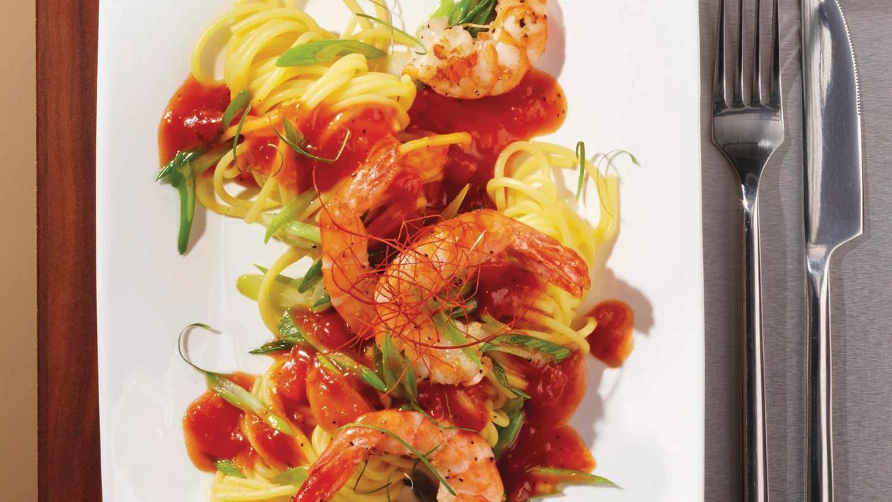 Garnelen aus dem Wok in Red-Pepper-Tomatensauce auf Spaghetti Garnelen aus dem Wok in Red-Pepper-Tomatensauce auf Spaghetti