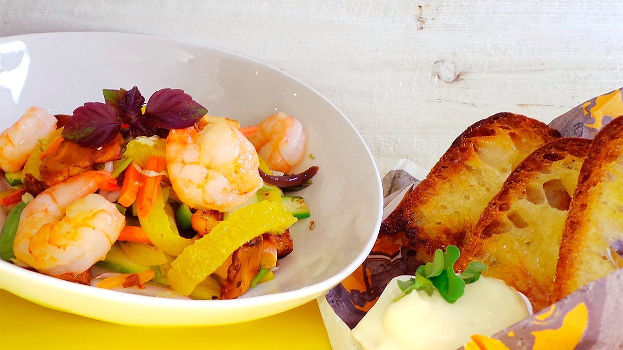 Garnelenpfanne mit Mango, Knoblauchbrot und Aioli Garnelenpfanne mit Mango, Knoblauchbrot und Aioli