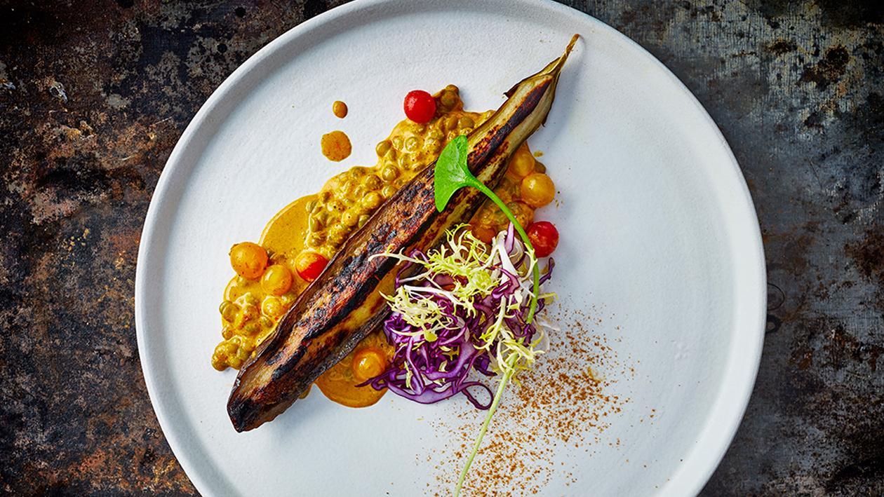 Gebackene Aubergine mit gelbe Curry, Linsen und Cherry Tomaten Gebackene Aubergine mit gelbe Curry, Linsen und Cherry Tomaten