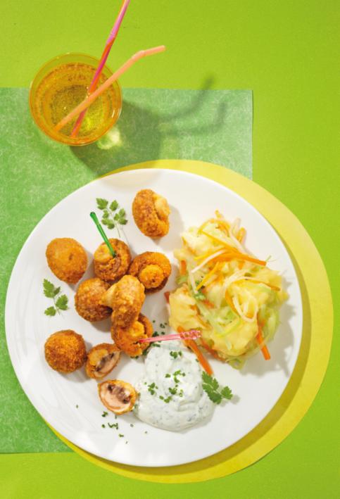 Gebackene Champignons mit Frühlingskräuterdip und buntem Püree Gebackene Champignons mit Frühlingskräuterdip und buntem Püree