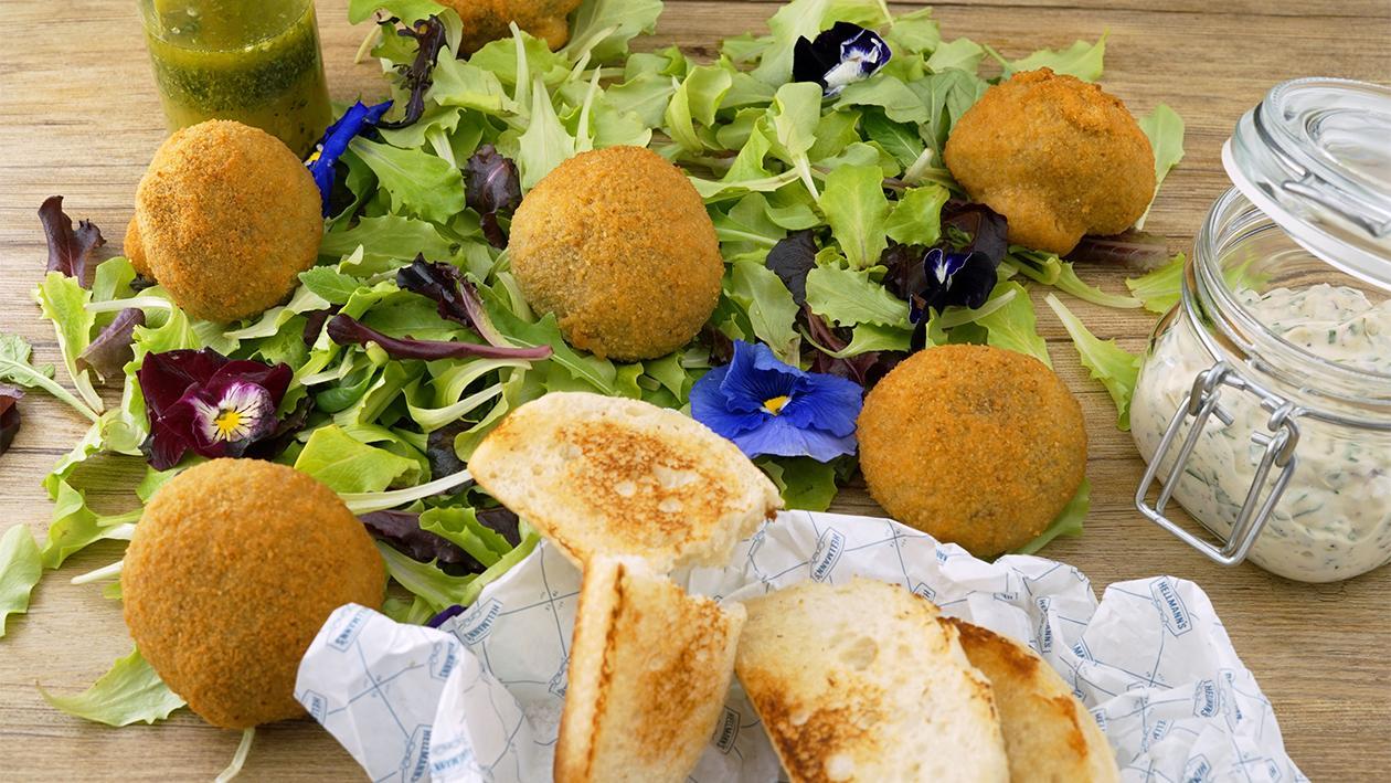 Gebackene Champignons, Sc. Tatar, Brot und Salat Gebackene Champignons, Sc. Tatar, Brot und Salat