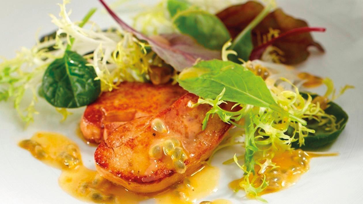Gebratene Entenleber mit Blattsalatherzen und Zitronen-Vinaigrette Gebratene Entenleber mit Blattsalatherzen und Zitronen-Vinaigrette
