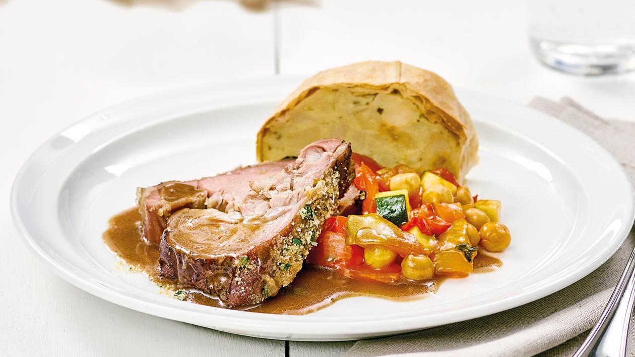 Gebratene Lammkeule mit Thymianjus, Kartoffelstrudel und Paprika-Kichererbsengemüse Gebratene Lammkeule mit Thymianjus, Kartoffelstrudel und Paprika-Kichererbsengemüse