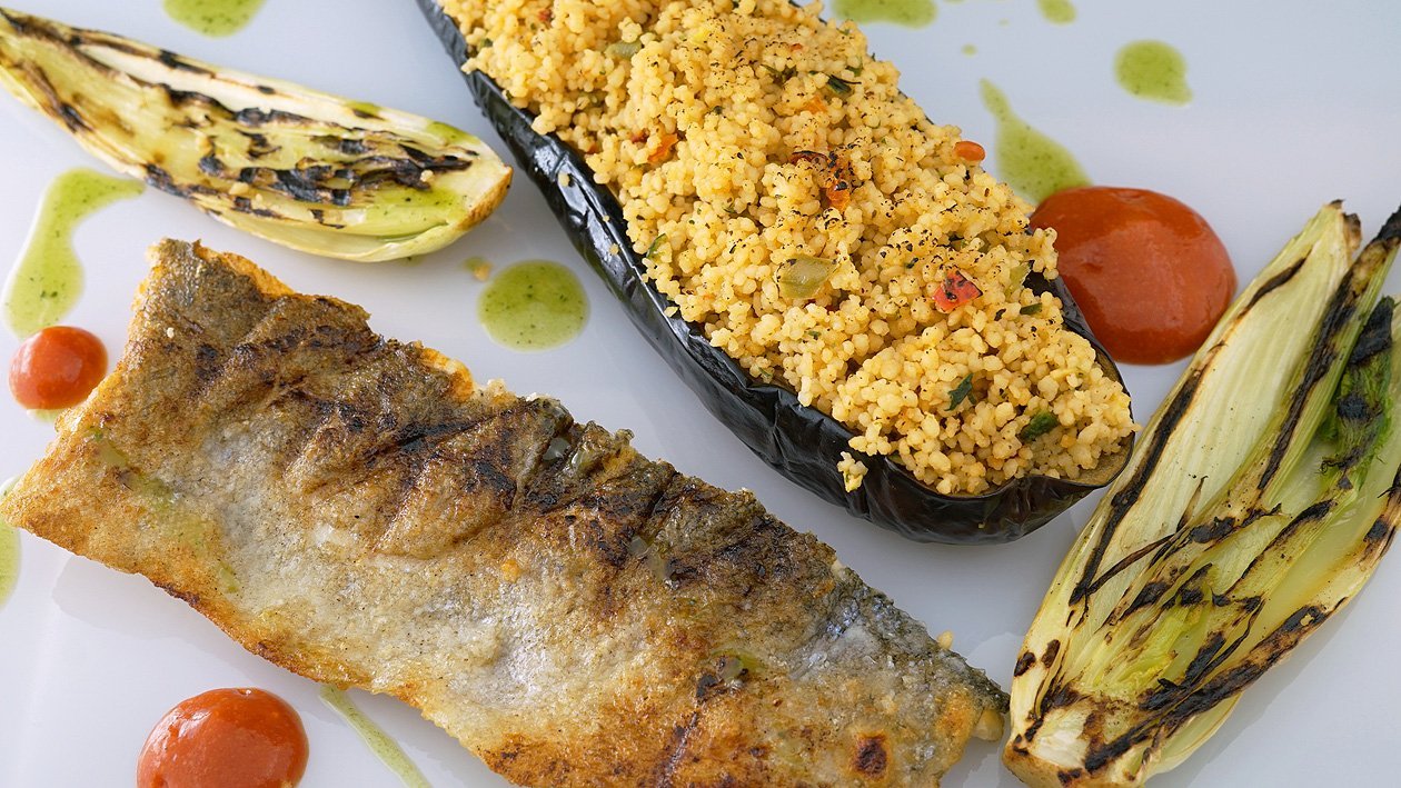 Gebratene Meeräsche mit gefüllter Cous-Cous Aubergine und Tomaten-Salsa Gebratene Meeräsche mit gefüllter Cous-Cous Aubergine und Tomaten-Salsa