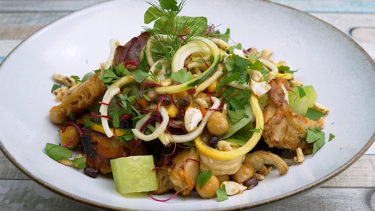 Gebratene No Chicken Chunks mit buntem Gemüsesalat Gebratene No Chicken Chunks mit buntem Gemüsesalat