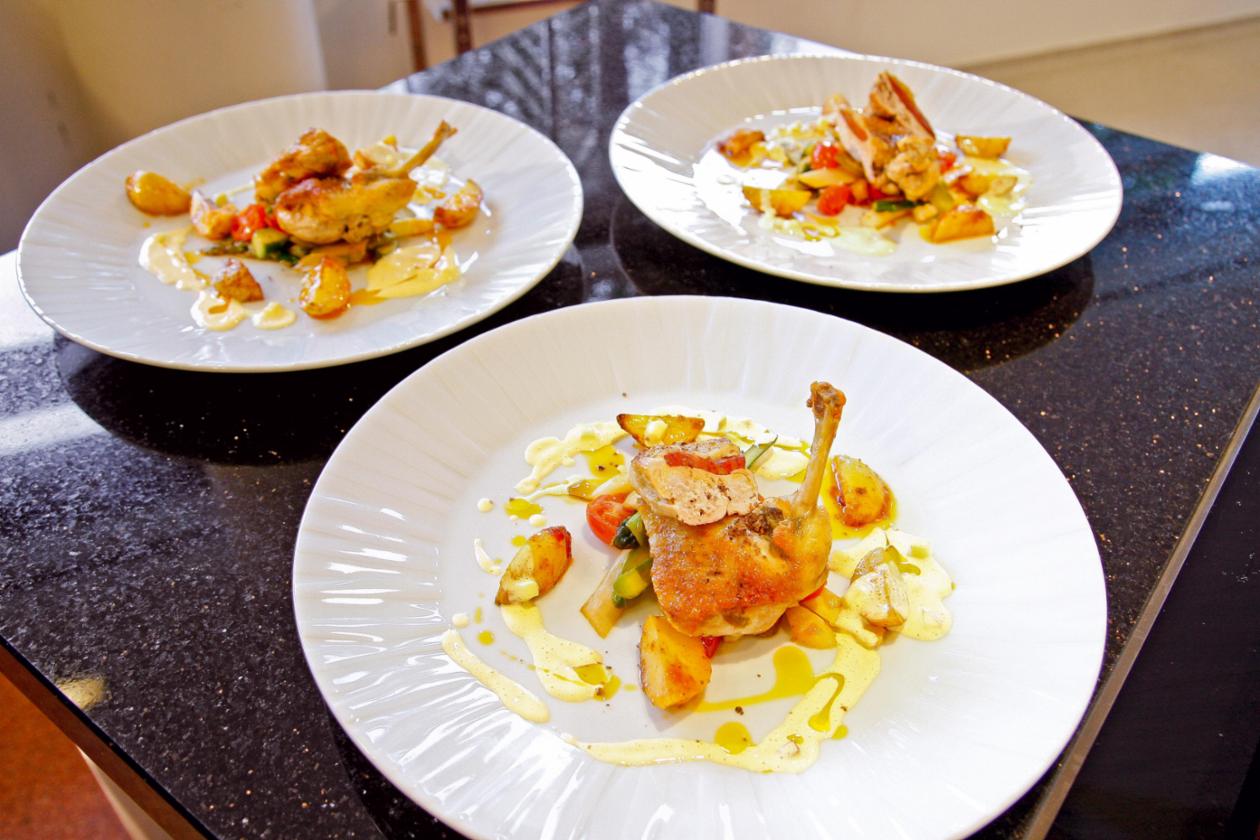 Gebratene Perlhuhnbrust mit Chorizo, Paprika-Chili-Kartoffeln, Spargel-Tomaten-Gemüse und Apfel-Hollandaise Gebratene Perlhuhnbrust mit Chorizo, Paprika-Chili-Kartoffeln, Spargel-Tomaten-Gemüse und Apfel-Hollandaise