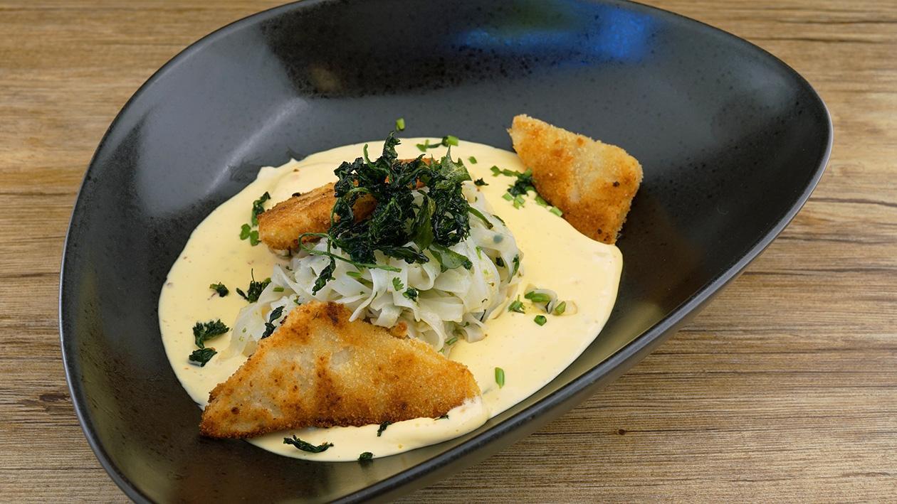 Gebratene Reisnudeln auf Hollandaise Sunshine Chili und gebackener Sellerie Gebratene Reisnudeln auf Hollandaise Sunshine Chili und gebackener Sellerie