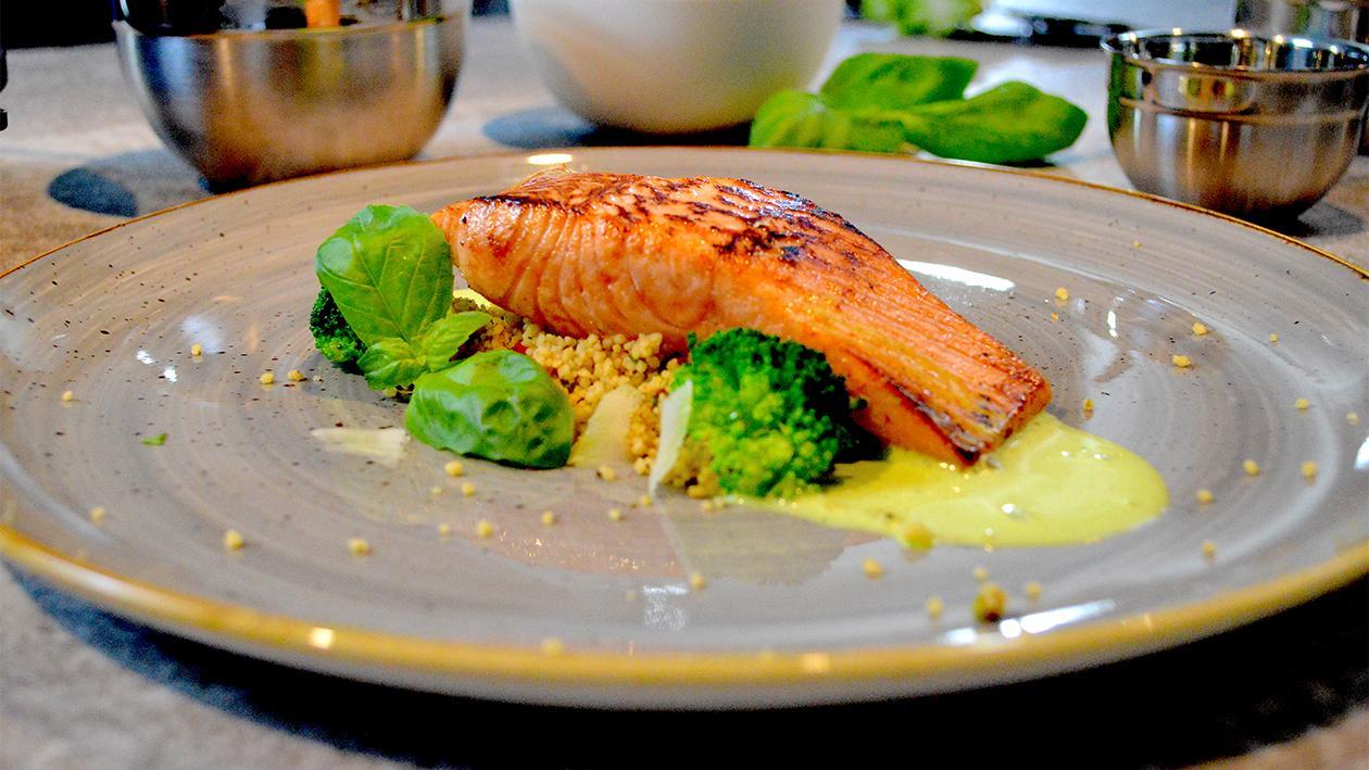 Gebratener Lachs an Basilikum- Lemon Schaum und Brokkoli Gebratener Lachs an Basilikum- Lemon Schaum und Brokkoli