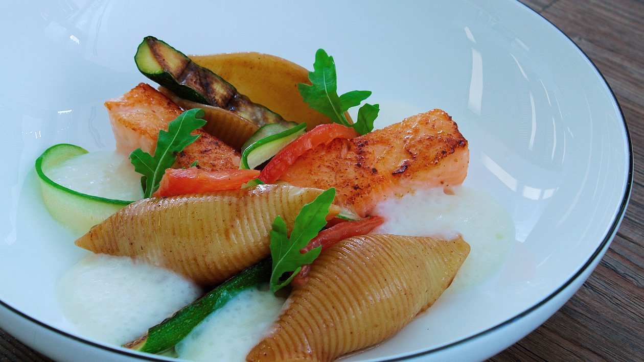 Gebratener Lachs mit Conchiglioni und Mini Gemüse Gebratener Lachs mit Conchiglioni und Mini Gemüse