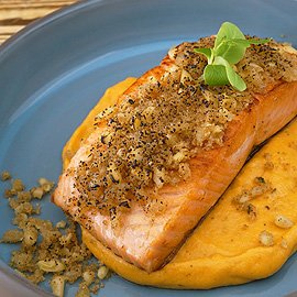 Gebratener Lachs mit Pinienkruste und Pesto Polenta Gebratener Lachs mit Pinienkruste und Pesto Polenta