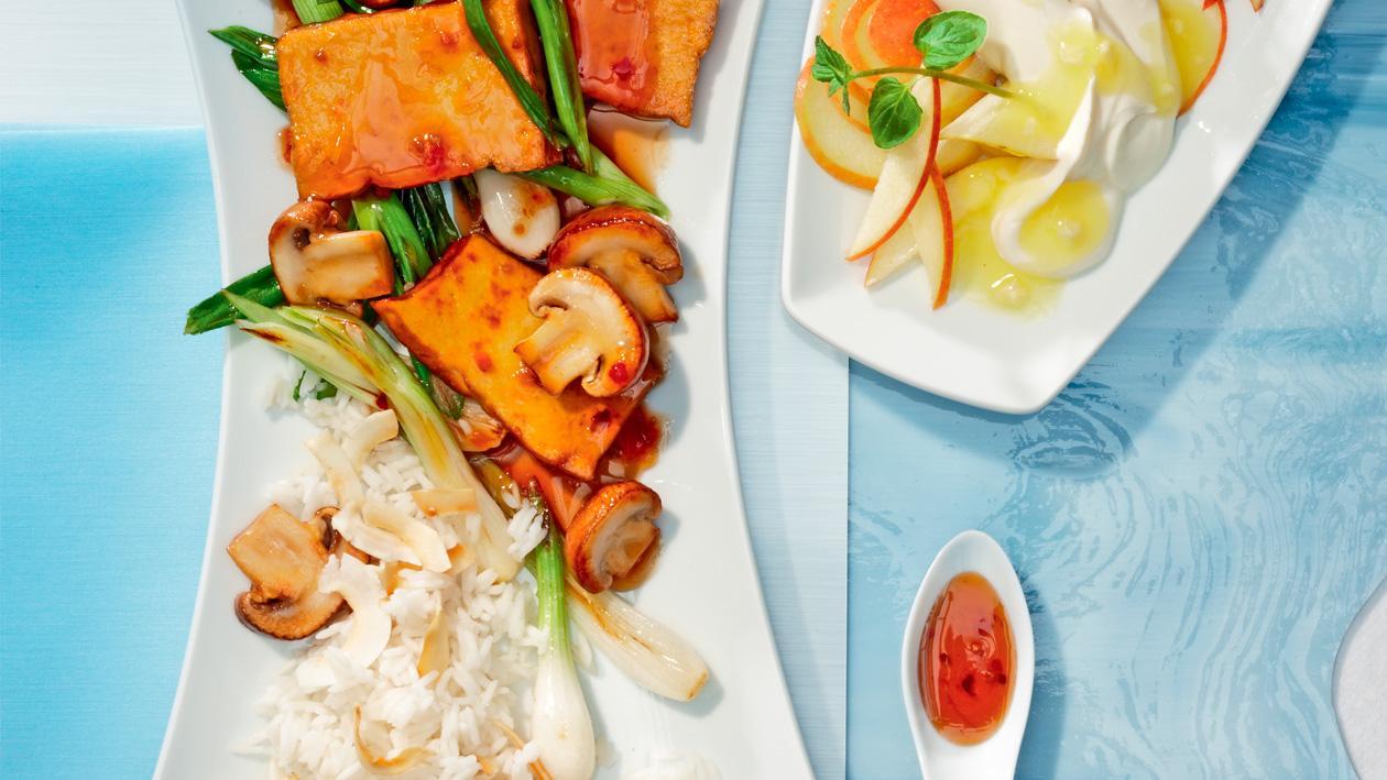 Gebratener, marinierter Tofu mit geschmorten Champignons, Frühlingszwiebeln und Kokosreis Gebratener, marinierter Tofu mit geschmorten Champignons, Frühlingszwiebeln und Kokosreis