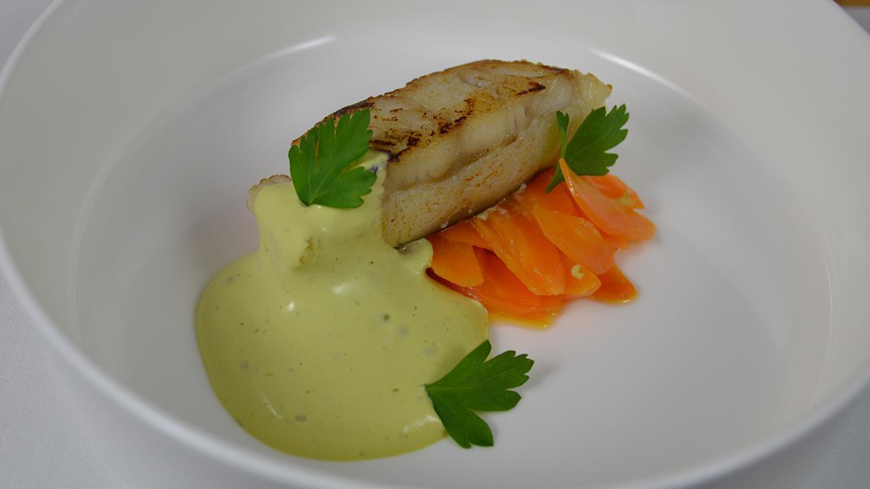Gebratener Waller mit Vichy Karotten und Petersilien Hollandaise Gebratener Waller mit Vichy Karotten und Petersilien Hollandaise
