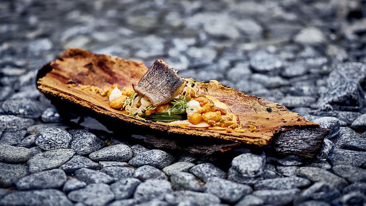Gebratenes Huchenfilet auf Curry-Bohnengemüse mit Kartoffel-Crumble Gebratenes Huchenfilet auf Curry-Bohnengemüse mit Kartoffel-Crumble