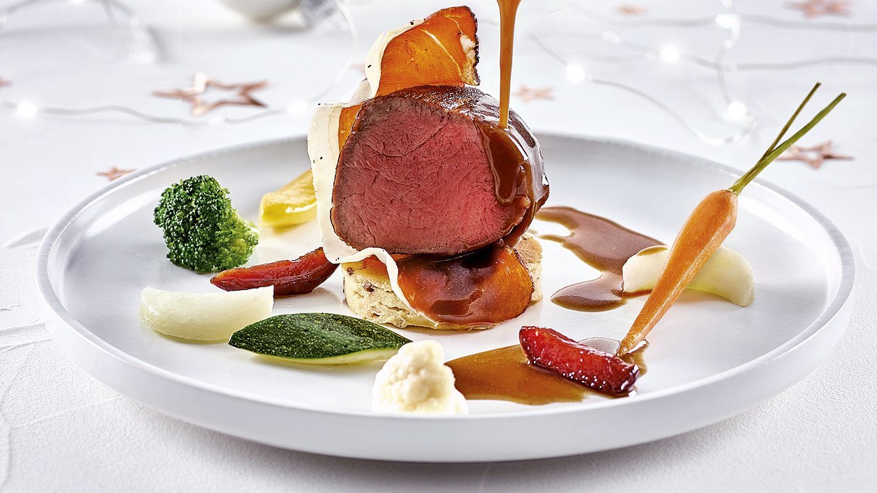 Gebratenes Rinderfilet in Senfsauce, Essigzwetschgen mit Kartoffel Speckmuffin Gebratenes Rinderfilet in Senfsauce, Essigzwetschgen mit Kartoffel Speckmuffin