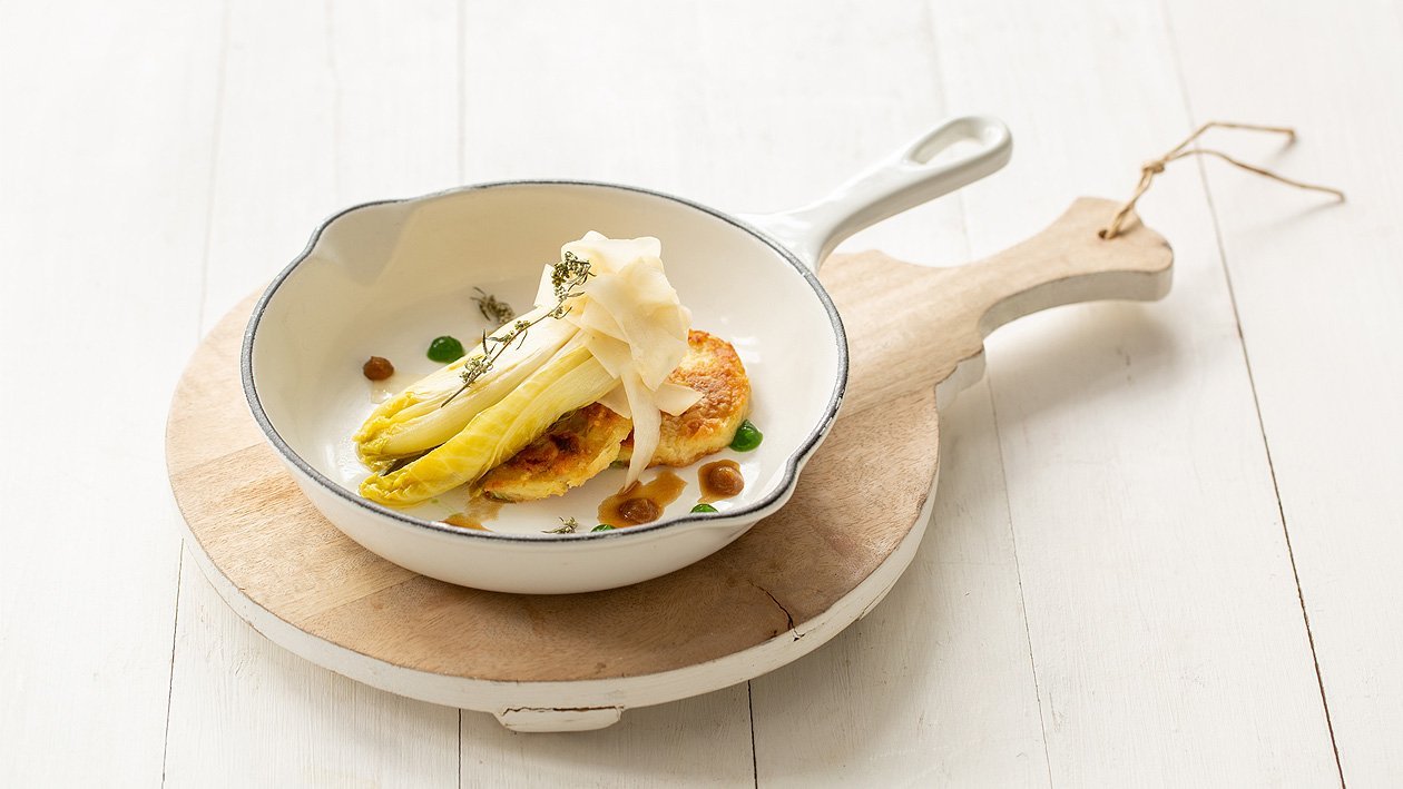 Gedämpfter Chicorée mit Schwarzwurzel auf Sauerkrautpuffer und Malzbiersauce Gedämpfter Chicorée mit Schwarzwurzel auf Sauerkrautpuffer und Malzbiersauce