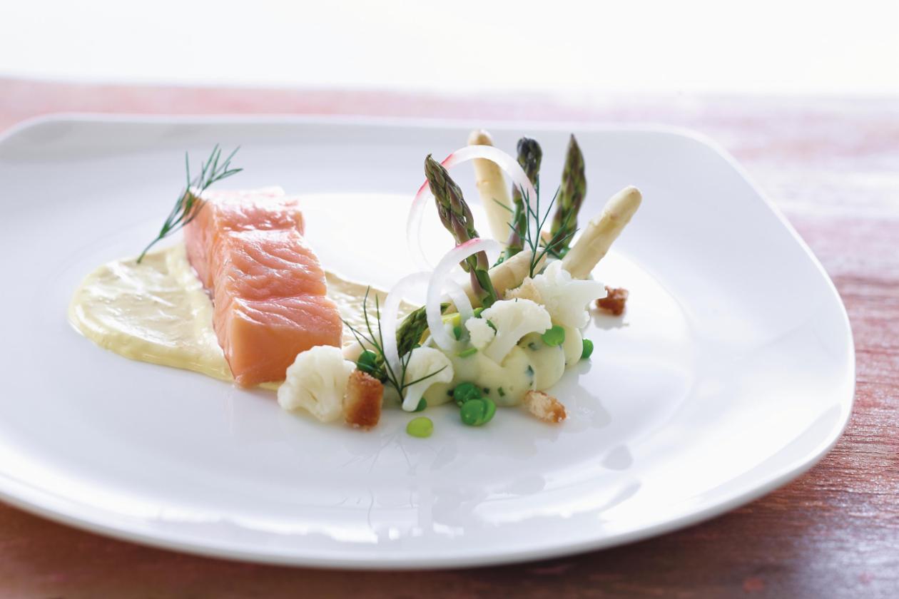 Gedämpfter Lachs mit Meerrettich-Hollandaise, Schnittlauchpüree, Spargel, Blumenkohl und Erbsen Gedämpfter Lachs mit Meerrettich-Hollandaise, Schnittlauchpüree, Spargel, Blumenkohl und Erbsen