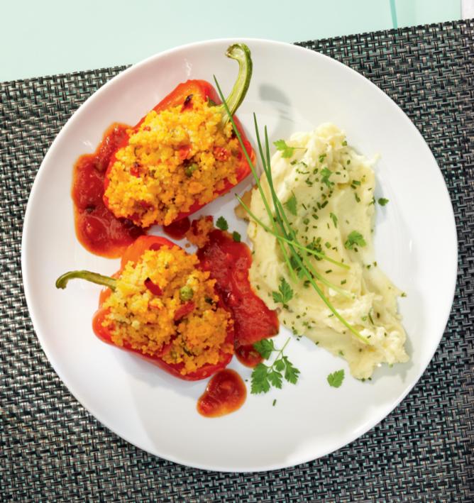 Gedünstete Paprikaschote mit Taboulé-Füllung und Kräuterpüree Gedünstete Paprikaschote mit Taboulé-Füllung und Kräuterpüree