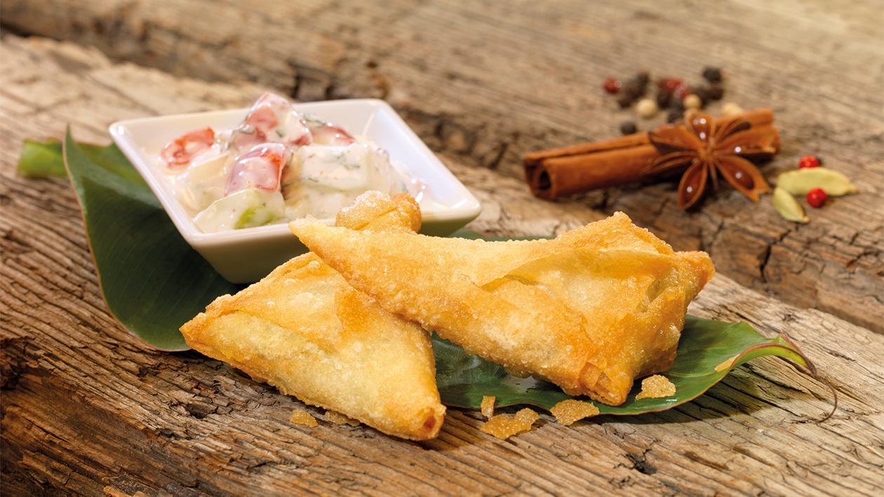 Gefüllte Gemüsetasche Samosa Style mit Gurken-Raita Gefüllte Gemüsetasche Samosa Style mit Gurken-Raita