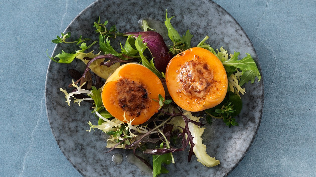 Gefüllte, karamellisierte Aprikosen mit Blattsalat Gefüllte, karamellisierte Aprikosen mit Blattsalat