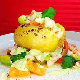 Gefüllte Kartoffel mit Shrimps. Avocado und Papaya Gefüllte Kartoffel mit Shrimps. Avocado und Papaya