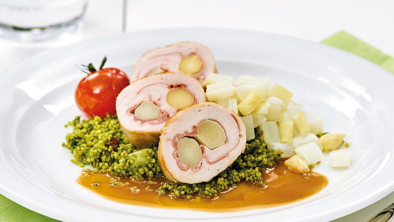 Gefüllte Putenröllchen mit Rohschinken und Spargel auf Petersilien Couscous Gefüllte Putenröllchen mit Rohschinken und Spargel auf Petersilien Couscous