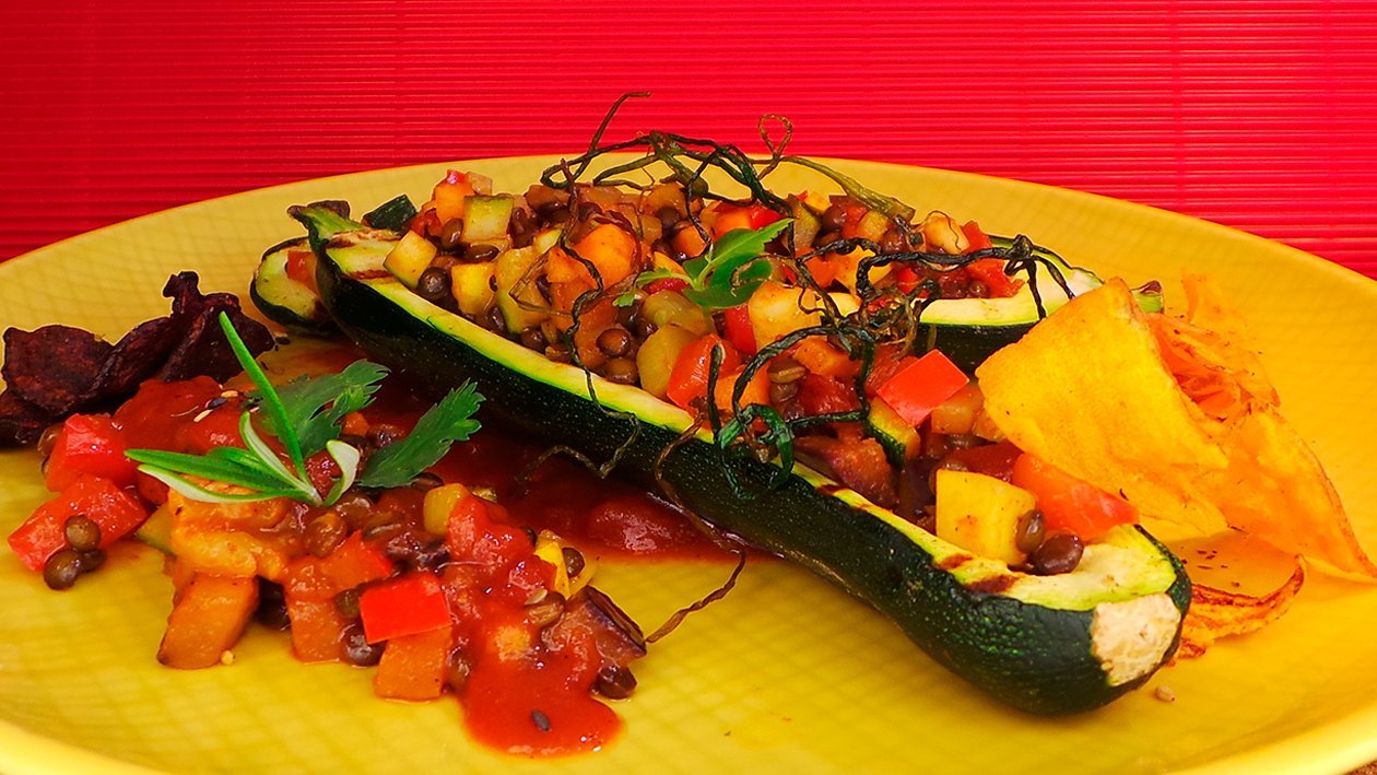 Gefüllte Zucchini mit Gemüse und Schinken an Salsa Verde Gefüllte Zucchini mit Gemüse und Schinken an Salsa Verde