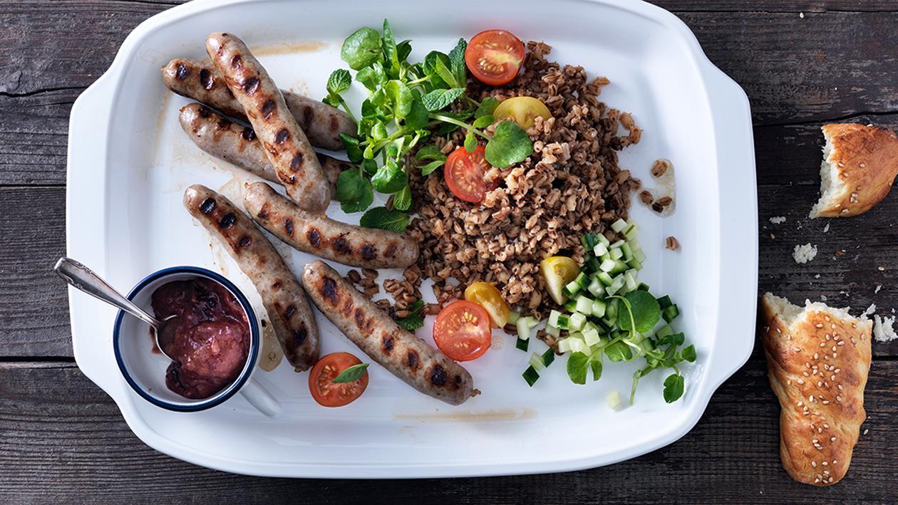 Gegrillte Lammbratwurst mit geröstetem Graupen-Salat Gegrillte Lammbratwurst mit geröstetem Graupen-Salat