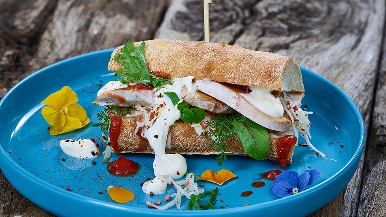Gegrillte Putenbrust mit Spitzkrautsalat im Sandwich Gegrillte Putenbrust mit Spitzkrautsalat im Sandwich