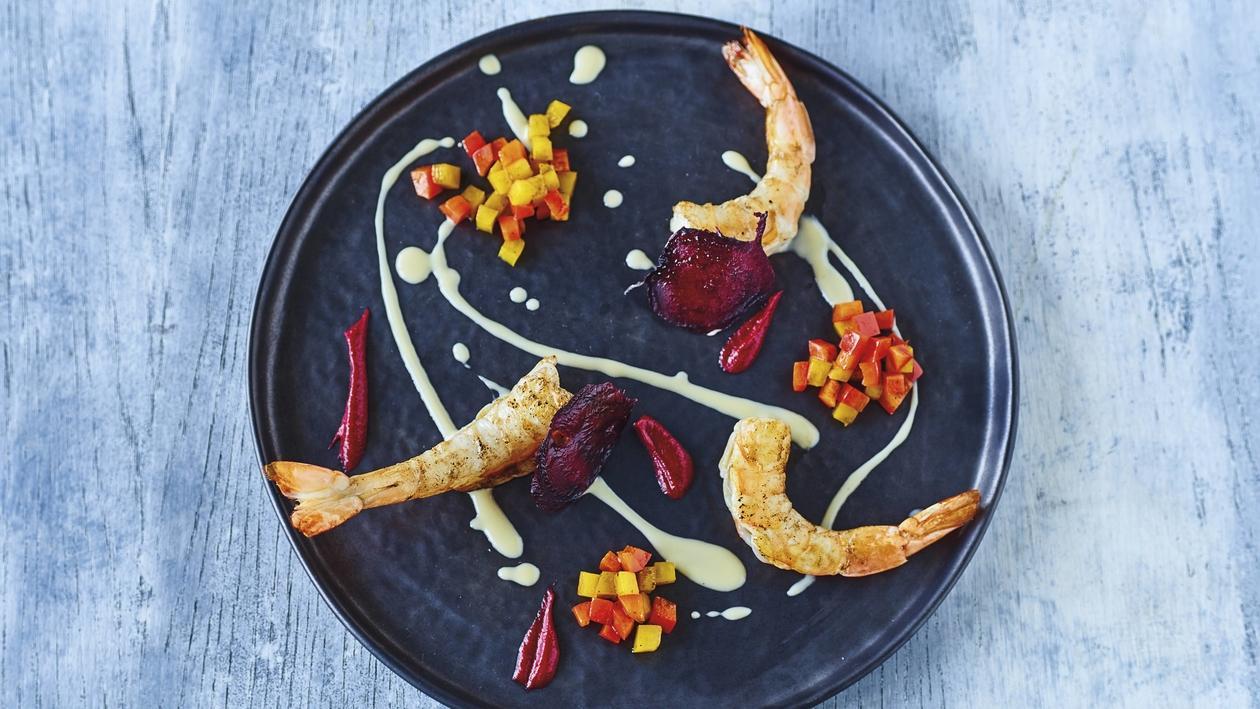 Gegrillte rote Garnelen, Aioli mit Paprika, roter Bete, Weinreduktion und Sternanis Gegrillte rote Garnelen, Aioli mit Paprika, roter Bete, Weinreduktion und Sternanis