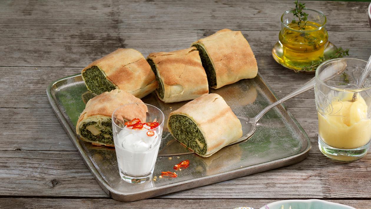 Gegrillte Spinat-Strudel mit Dip Gegrillte Spinat-Strudel mit Dip