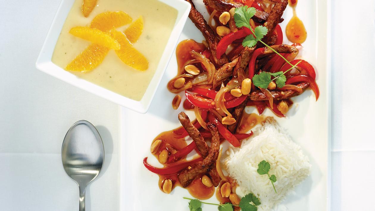 Gegrillte Streifen von der Rinderhuft mit roter Paprika und Erdnüssen an Basmatireis Gegrillte Streifen von der Rinderhuft mit roter Paprika und Erdnüssen an Basmatireis