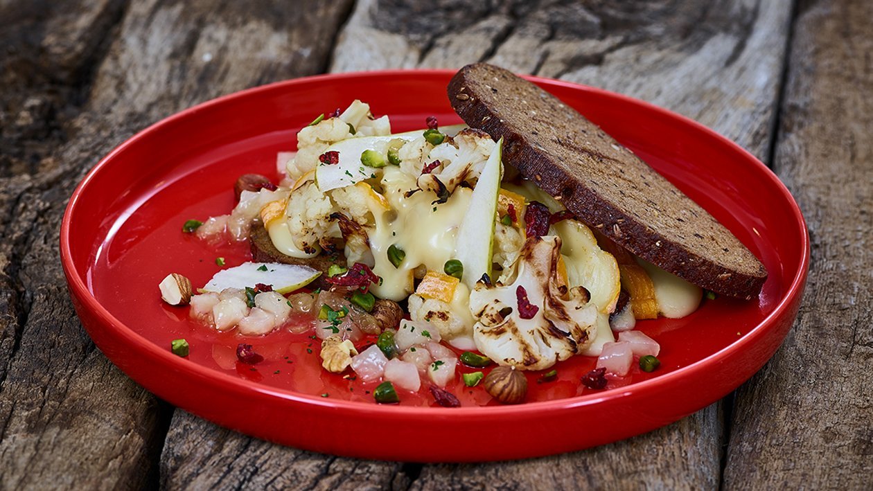 Gegrillter Blumenkohl mit Röstbrot, Birnenkompott und Winzerkäse Gegrillter Blumenkohl mit Röstbrot, Birnenkompott und Winzerkäse